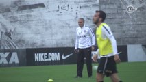 Jogadores do Timão treinam dois toques com supervisão de Tite