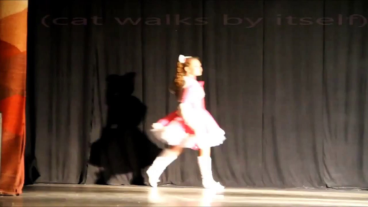 Children dance cat walks by itself Kinder tanzen