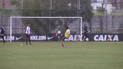 Cheio de graça! Romero 'dribla' o vento e tira onda com Mendoza