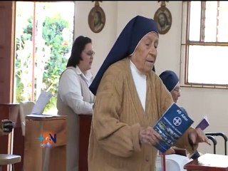 Sus manos le dan forma al pan que la fe católica transforma en el cuerpo de Cristo
