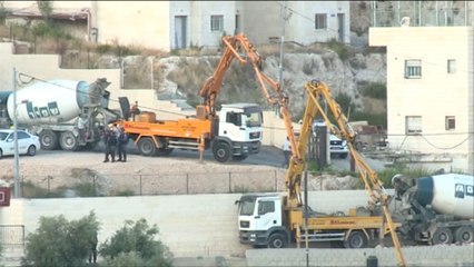 إسرائيل تصب الإسمنت بمنزل الشهيد أبو جمل