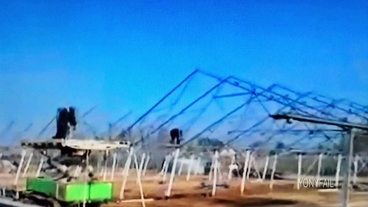 Increible caida. Se cae desde una estructura de hierro y sale ileso