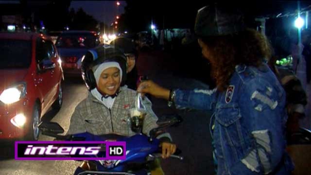 Serunya Aksi Kang Komar Bagi-bagi Takjil di Jalanan - Intens 03 Juli 2015