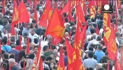 Скачать видео: Bruciata la bandiera dell'Ue. Ad Atene scende in piazza il Partito Comunista