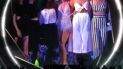 Taylor Swift Performs "Style" at Concert with Kendall, Cara, Gigi and More!