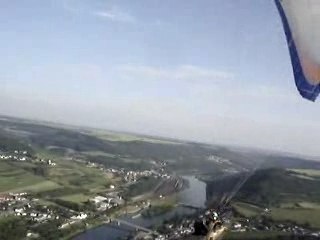 Vol entre des éoliennes