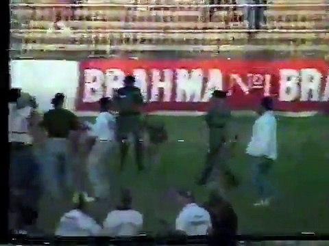 Briga de Torcida Vasco expulsa na porrada e pauladas santos de São Januário flv