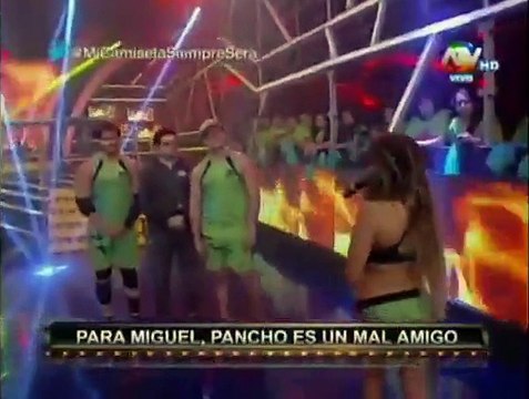 Combate : Alejandra Baigorria besó a Pancho Rodríguez en vivo