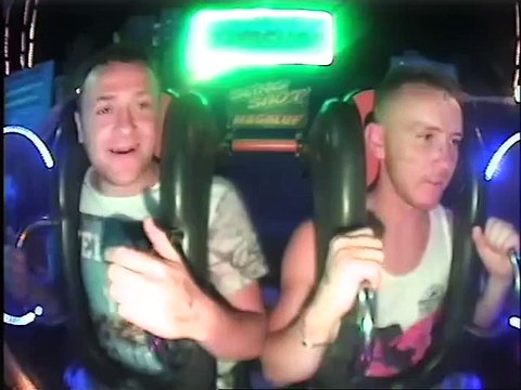 Un gars KO dans un manège Sling Shot s'évanouit à plusieurs reprises