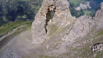 Passer dans un trou de 2m en Wingsuit - Dingue