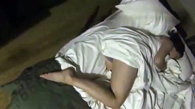 GUARDA COSA SUCCEDE A QUESTA RAGAZZA MENTRE DORME