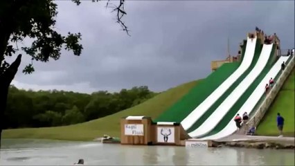 Gros fail sur un toboggan géant - Enorme plat sur le dos