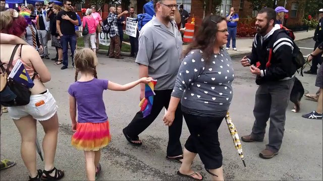 Une petite fille se moque d'homophobes qui manifestent dans la rue