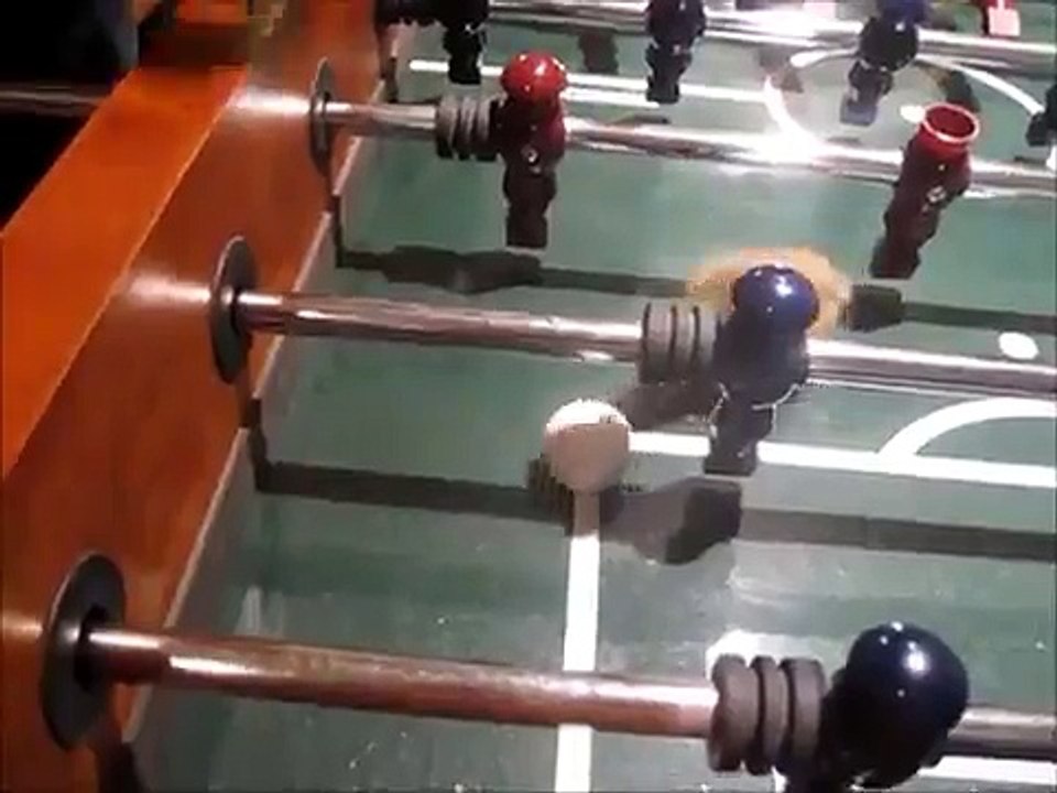 Des bébés canards jouent au babyfoot. Trop adorable