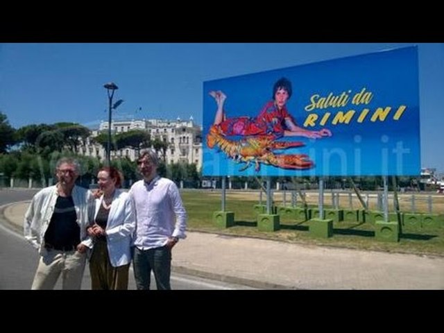 A Rimini i manifesti provocatori di Cattelan, tra sederi e un letto di patatine