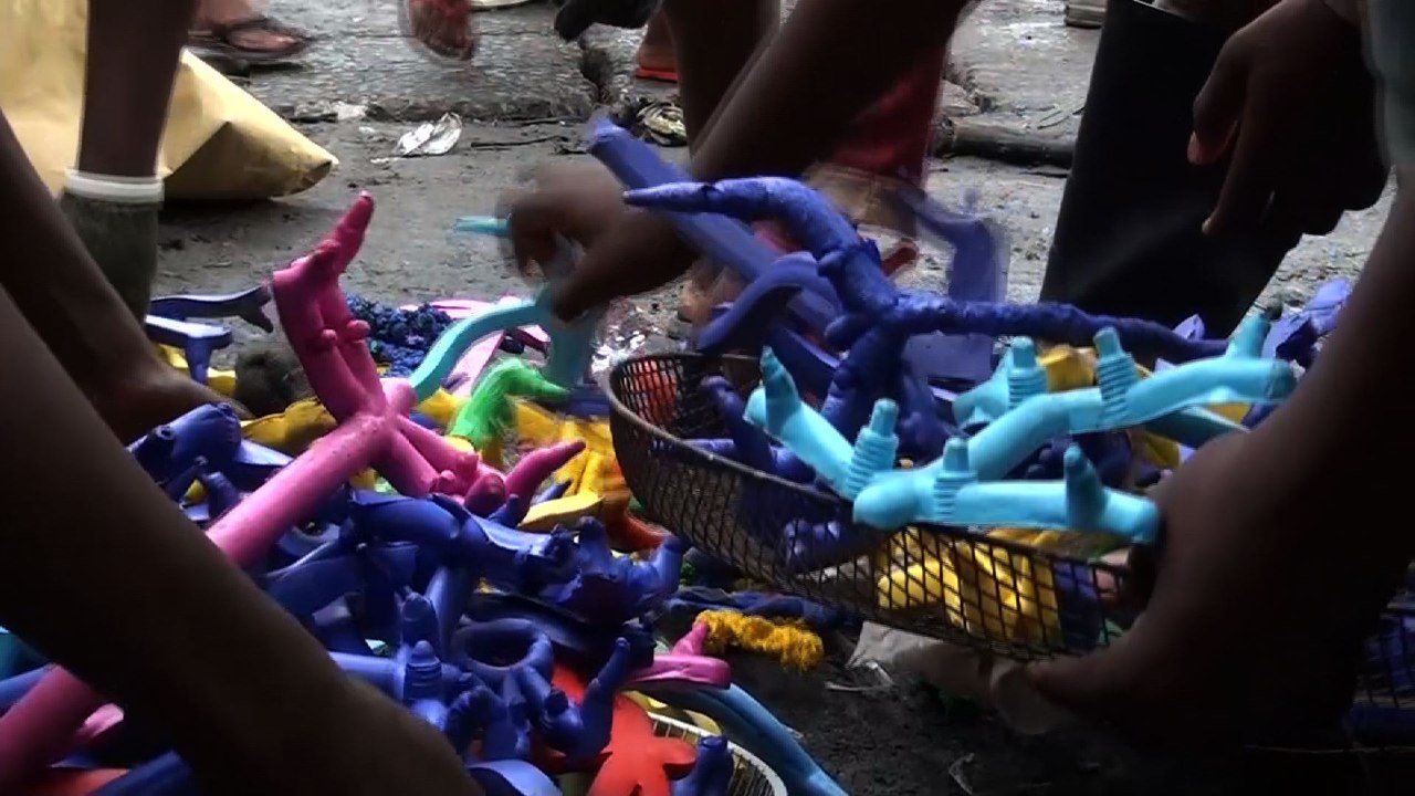 Au Cameroun, on s'intoxique avec les "allumé allumé", combustibles plastiques bon marché.