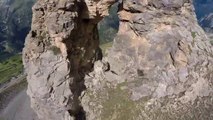 OMG: Il vol en wingsuite entre deux rochers