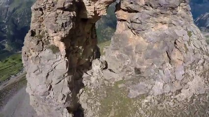 OMG: Il vol en wingsuite entre deux rochers