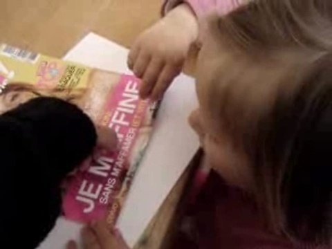 Constance lit ses premières lettres