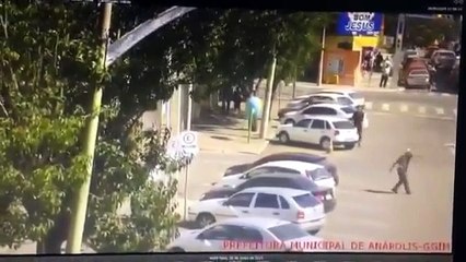 Flanelinha atira pedra em veículo e motorista se irrita