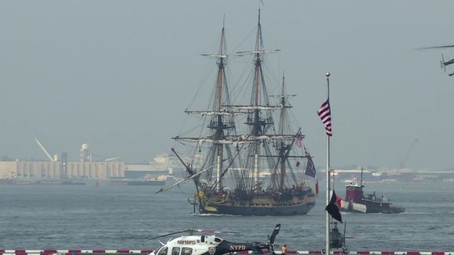 L’Hermione , réplique d'une frégate du XVIIIe siècle, est arrivée à New York