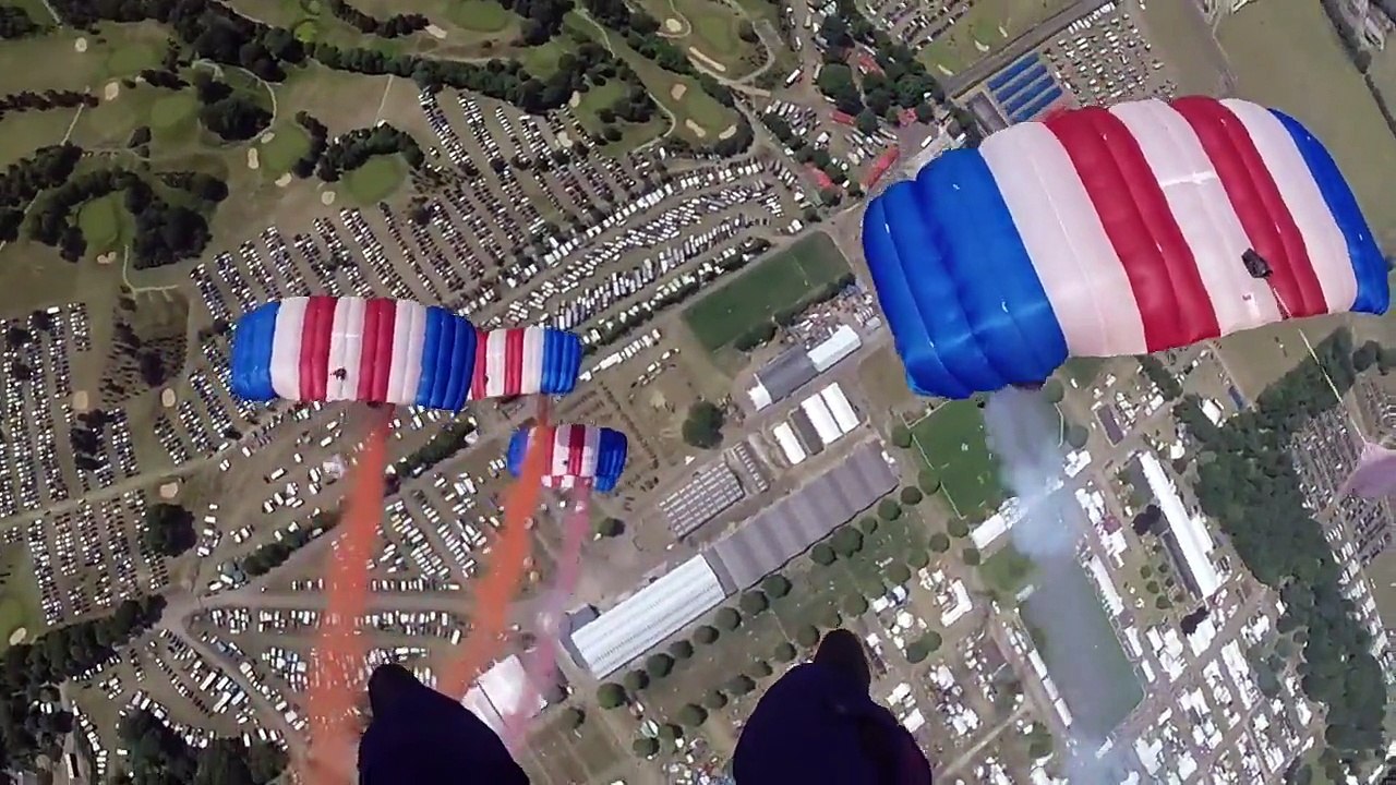 Les RAF Falcons sautent en parachute : Impressionnant