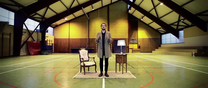 Il chante la même chanson dans 15 lieux différents - Reverb naturelle impressionnante