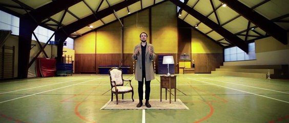 Il chante la même chanson dans 15 lieux différents - Reverb naturelle impressionnante