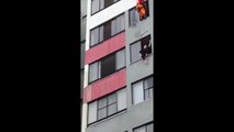 Bir itfaiyecinin 10. katta intihar girişiminde bulunan kadını kurtarışı.