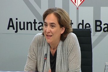 Colau defiende a su jefa de prensa tras sus fotos polémicas