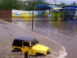 Huracan Manuel provoca inundaciones, pese a esto, algunos Culichis se divierten
