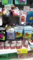 Un homme relou s'amuse avec une pince