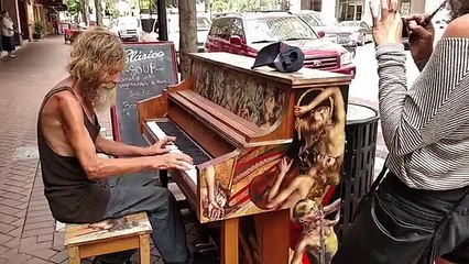 Un SDF joue du piano magnifiquement