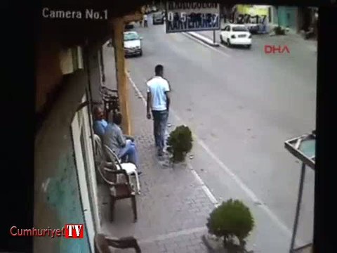 Talihsiz kaza anı: Karşıdan karşıya geçerken...