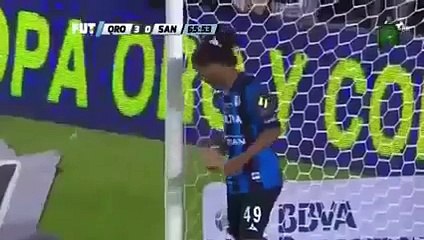 رونالدينهو يسرق الكرة من الحارس ويسجل هدفا ابيض