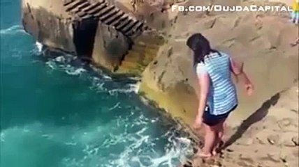 ‫فتاة مغربية تبهر العالم بقفزة خطيرة في البحر‬‎