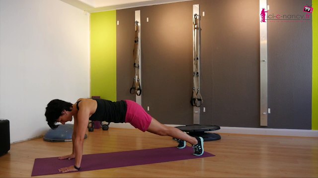 Fitness : deux exercices pour un ventre plat et des fesses au top (AurelForm)