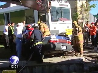 Colisión de vehículo con tren deja una persona atrapada