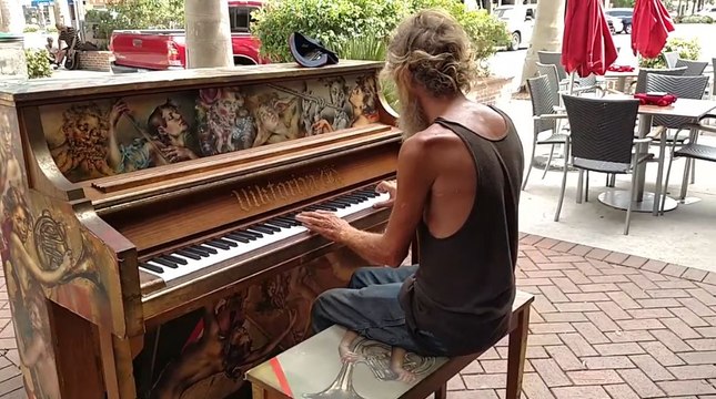 Un SDF joue du piano comme un virtuose