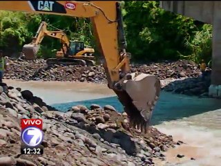 Continúan trabajos en cauce del Parismina mientras paso sobre puente es normal