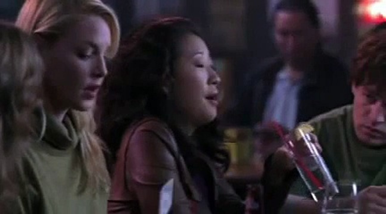 Alex kisses Izzie in the bar ( 207/ Something to Talk About)