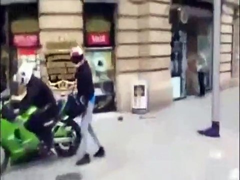 Video shows moment armed robbers raid Manchester city centre jewellers before racing off on motorbike