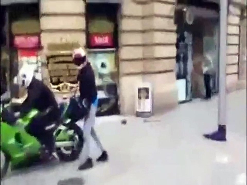 Video shows moment armed robbers raid Manchester city centre jewellers before racing off on motorbike