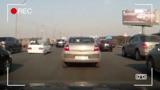 Insolite : Explosion d'une voiture en direct sur l'autoroute