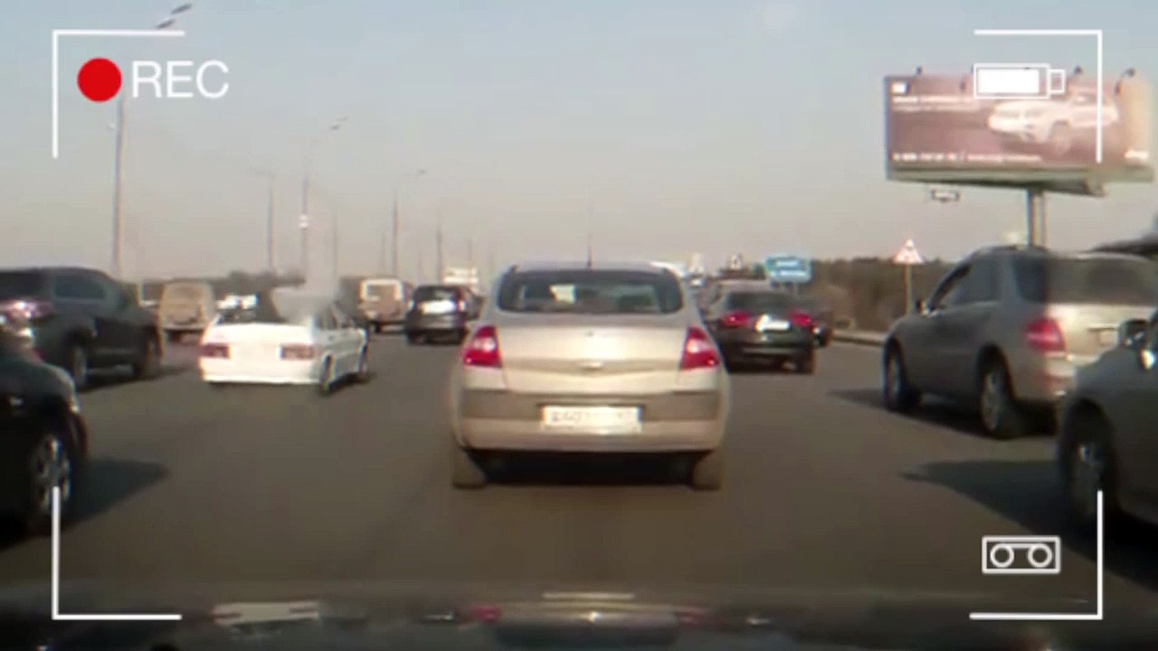 Insolite : Explosion d'une voiture en direct sur l'autoroute