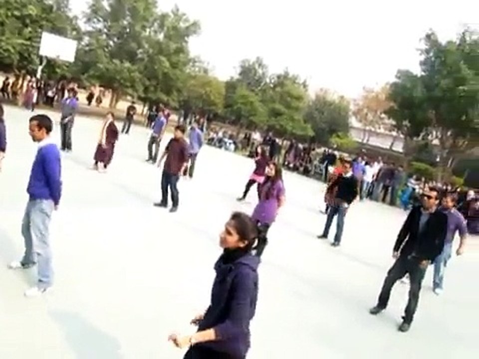 First Ever Flash Mob at Lahore School of Economics | Kartoos Entertainment