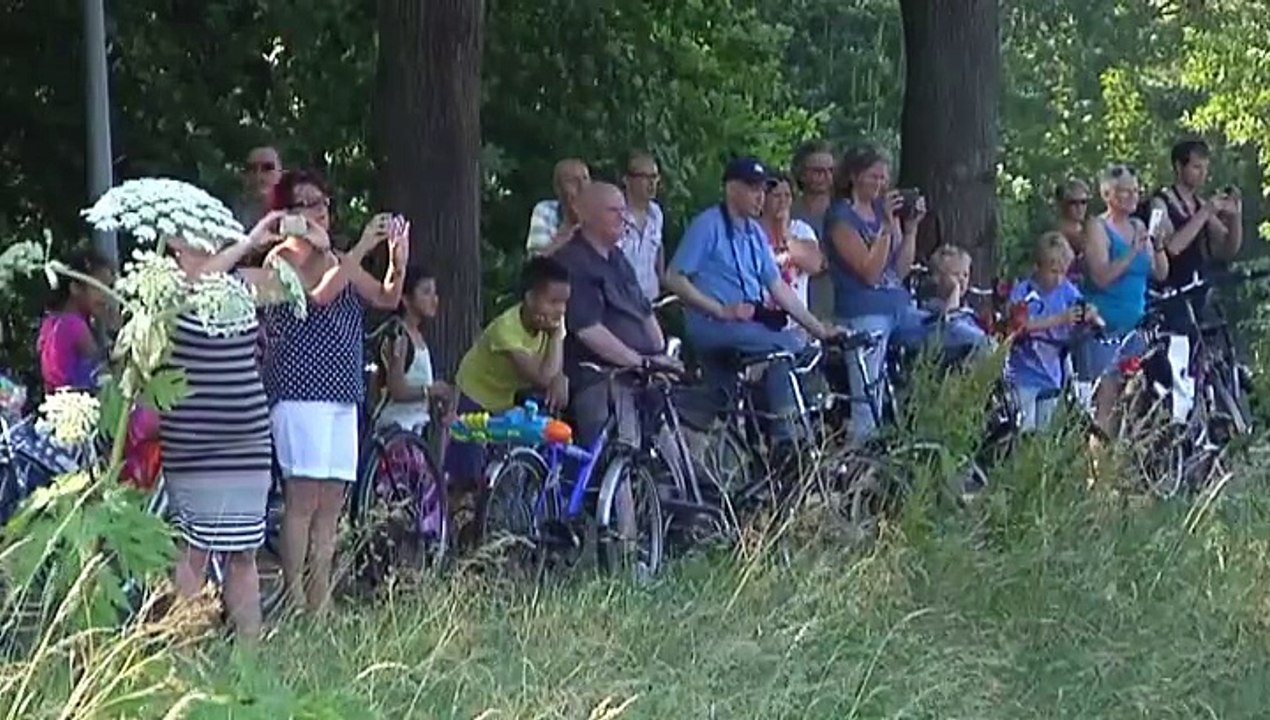 Auto rijdt onder brug door: Ik heb hier geen woorden voor - RTV Noord