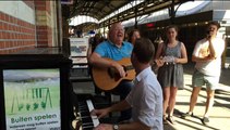 Henk Wijngaard zingt Met de vlam in de pijp op hoofdstation Groningen - RTV Noord