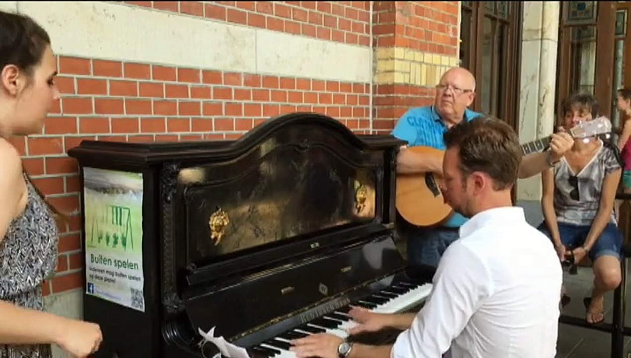 Kira zingt Be with you op hoofdstation Groningen - RTV Noord