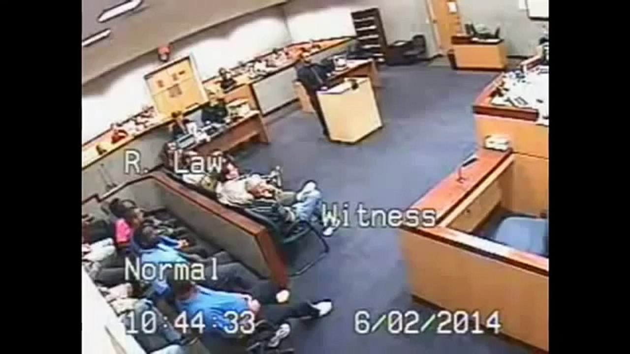 ▶Judge tells attorney: 'I'll just beat your ass" then fist fight ensues